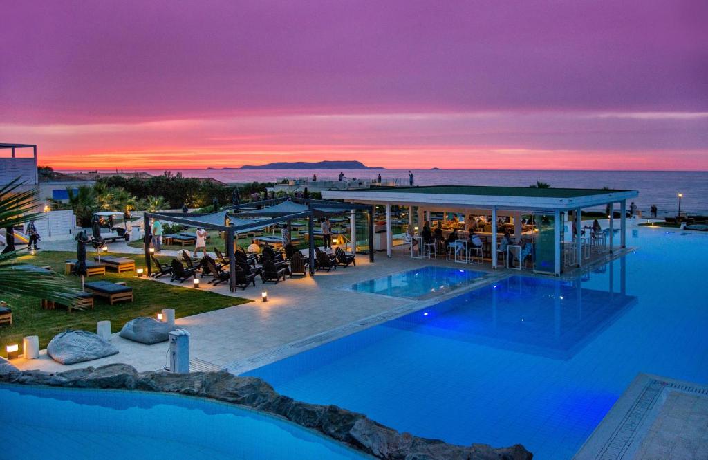 un complejo con piscina y restaurante en Insula Alba Resort & Spa (Adults Only) en Hersonissos