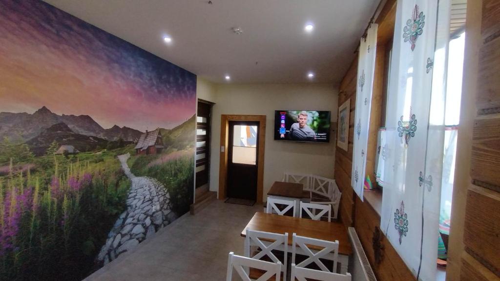 Televízia a/alebo spoločenská miestnosť v ubytovaní VILLA JAGODOVO Biały Dunajec