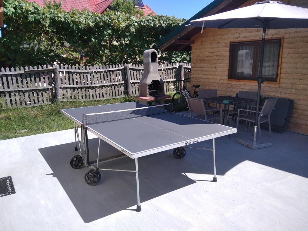 Stolní tenis v ubytování LA LIVADA nebo okolí