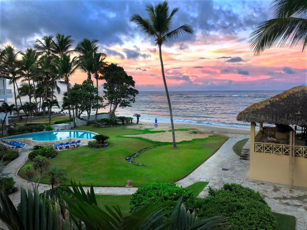 Vom Balkon eines Resorts genießen Sie Meerblick. in der Unterkunft Agualina Kite Hotel Oceanfront Apartments in Cabarete