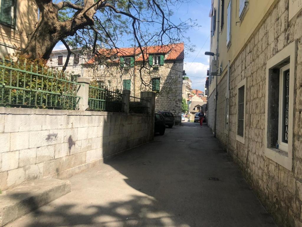 um beco com um edifício e uma árvore em Old Town Lucky Star Apartments Split em Split