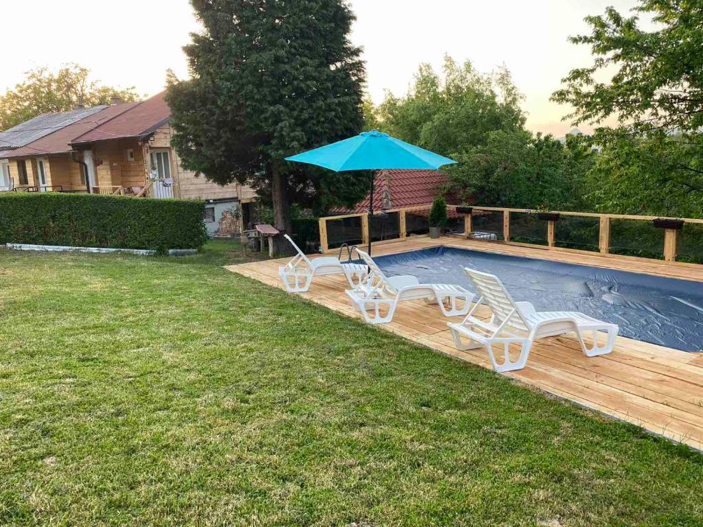 Bazén v ubytování Apartman Čivović nebo v jeho okolí