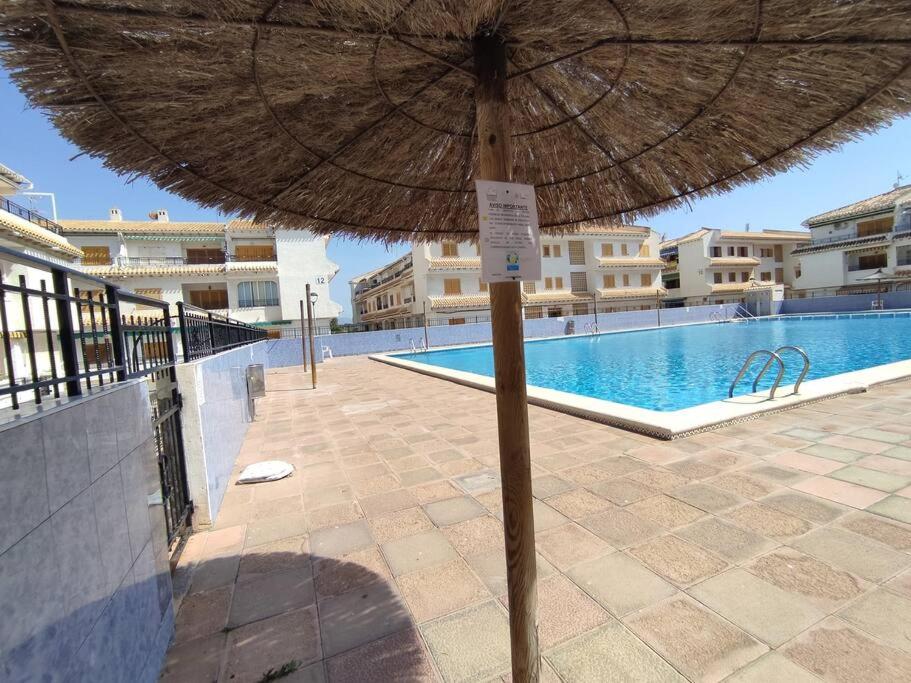 Bazén v ubytovaní Apartamento cómodo a 300 metros de la playa alebo v jeho blízkosti