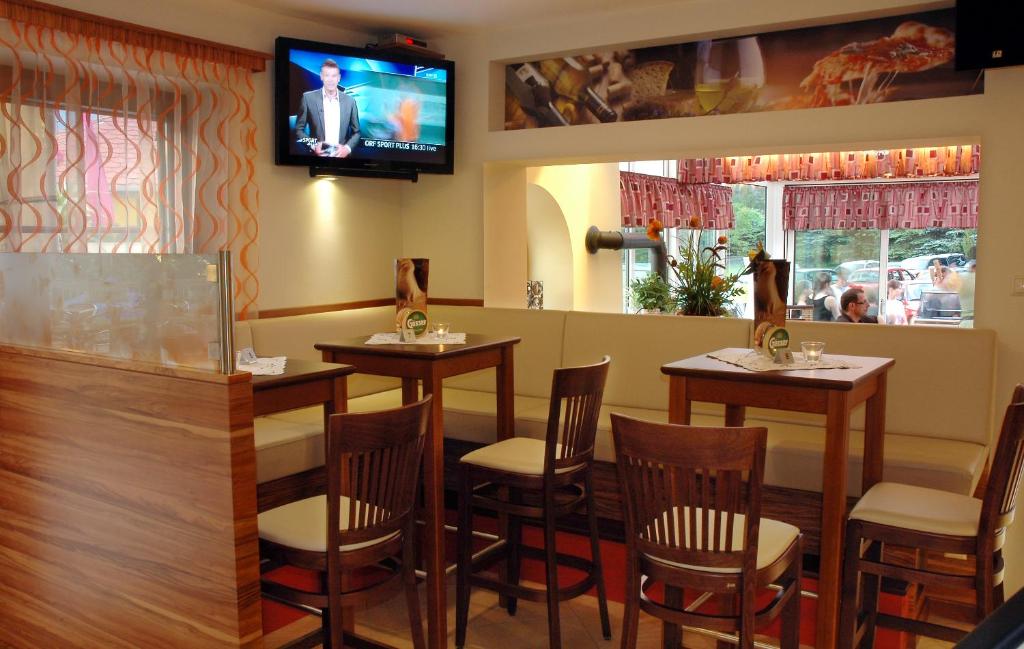 TV a/nebo společenská místnost v ubytování Gästehaus Krappinger/Pizzeria Mamma Mia