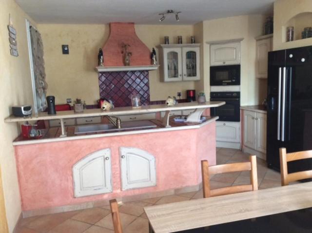 eine Küche mit einer Insel mittendrin in der Unterkunft ÉTAGES PRIVÉE POUR 4 PERSONNES 2 CHAMBRES ET 1 SALE DE BAIN i in Roissy-en-France