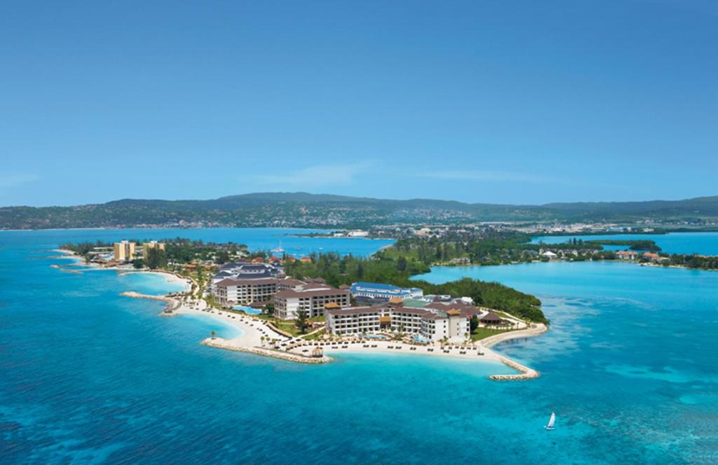 een luchtzicht op een resort op een eiland in het water bij Secrets Wild Orchid in Montego Bay