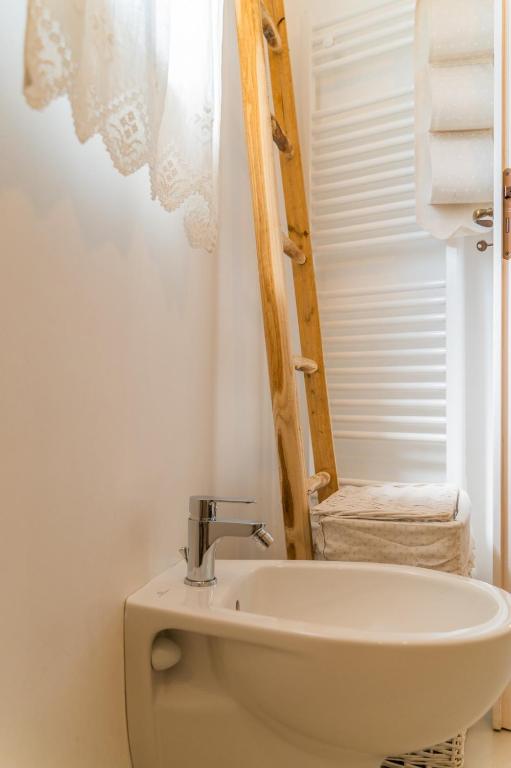 A bathroom at Trulli Francesca Ciclovia