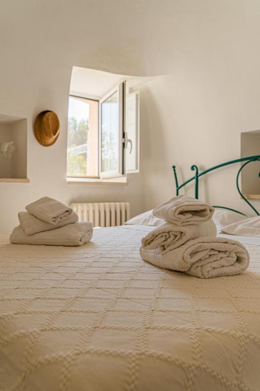 A bed or beds in a room at Trulli Francesca Ciclovia