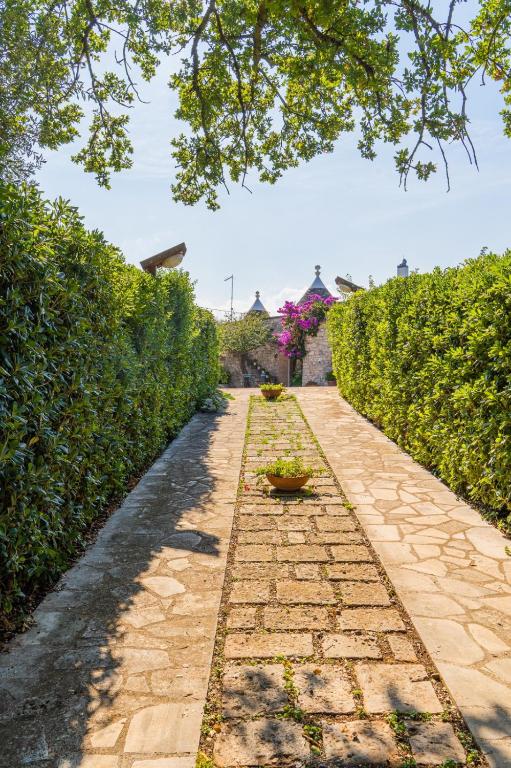 A garden outside Trulli Francesca Ciclovia