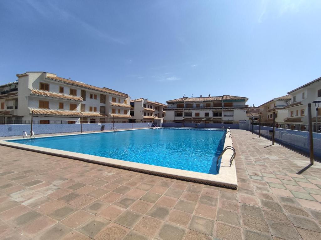 Bazén v ubytovaní Apartamento cómodo a 300 metros de la playa alebo v jeho blízkosti