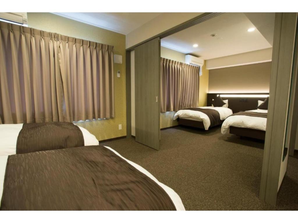 Un pat sau paturi într-o cameră la HOTEL LANTANA OSAKA - Vacation STAY 44969v