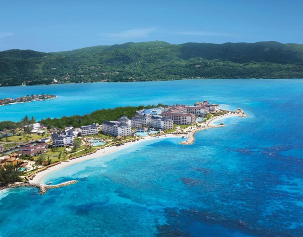 una vista aérea de un complejo en la playa en Secrets St. James, en Montego Bay