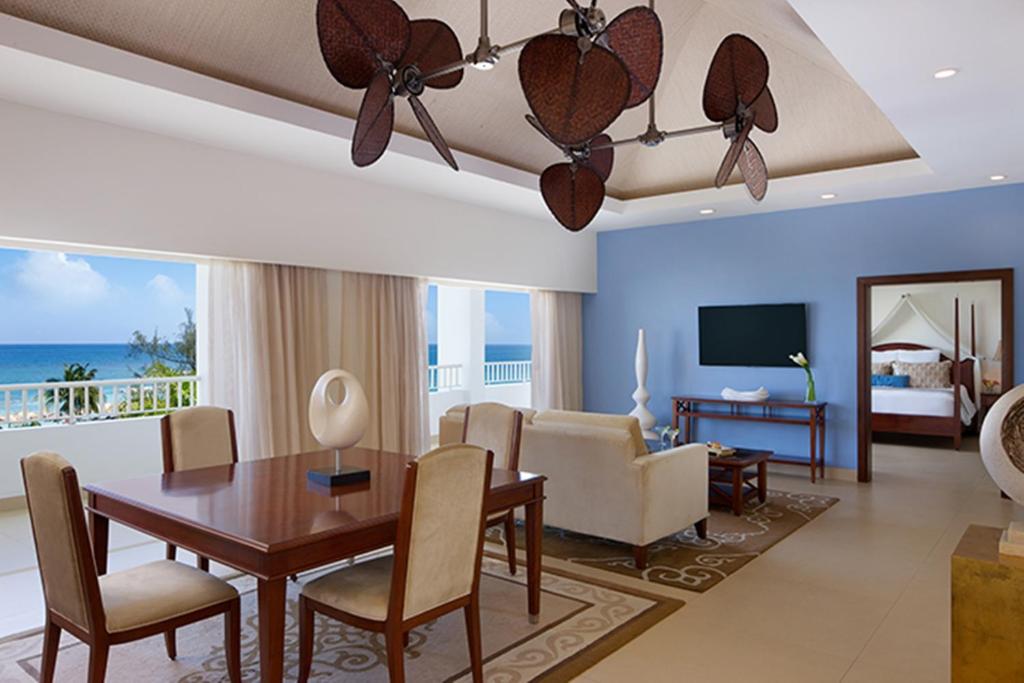 TV a/nebo společenská místnost v ubytování Secrets St James Adults Only - All Inclusive
