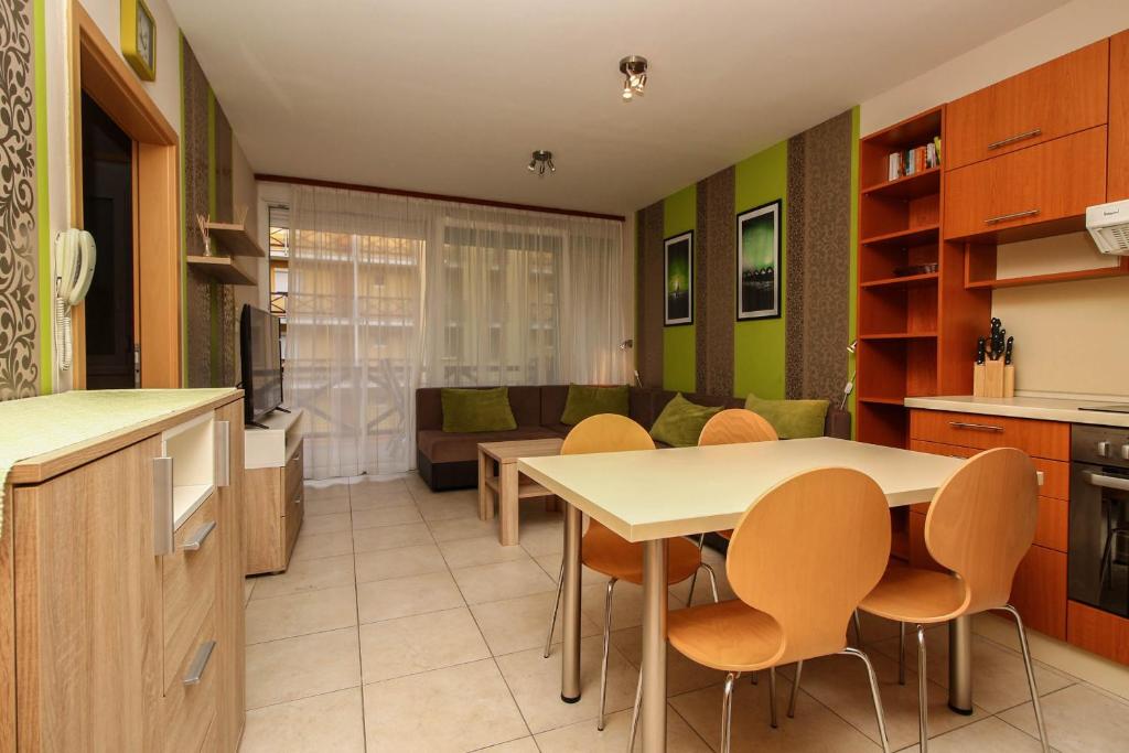 Kuchyň nebo kuchyňský kout v ubytování 399 - Modern szállás, vízparti apartmanban