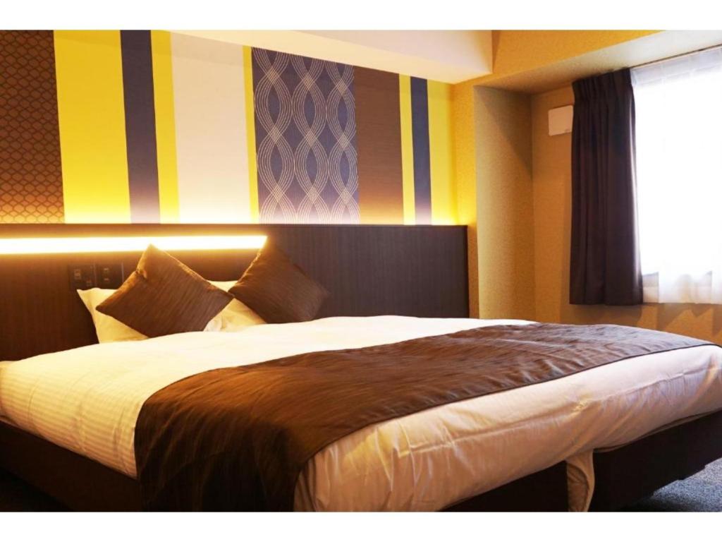 a bedroom with a large bed with a window at HOTEL LANTANA OSAKA - Vacation STAY 44971v in Osaka
