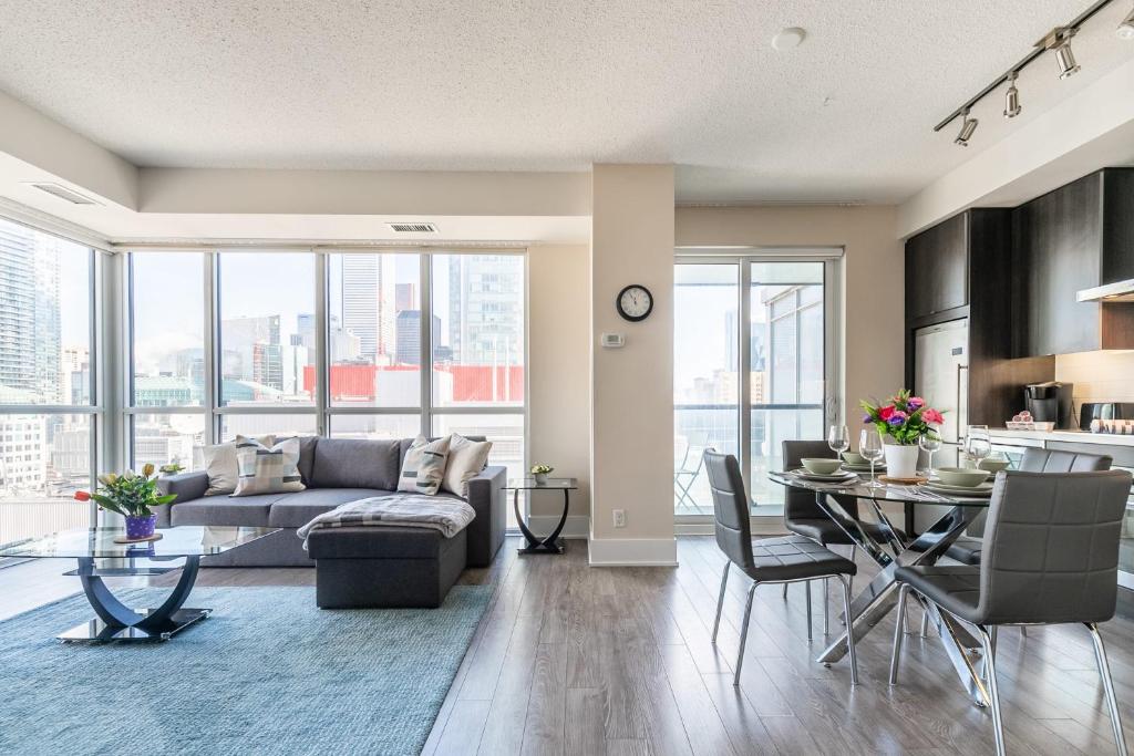 uma sala de estar com um sofá e uma mesa em Luxury 1BR Condo - King Bed - Stunning City View em Toronto