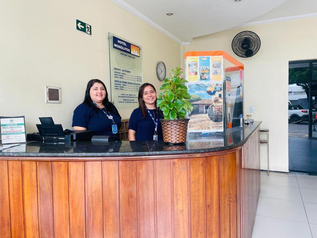 two women sitting at a bar in a restaurant at Hotel Monólitos in Quixadá