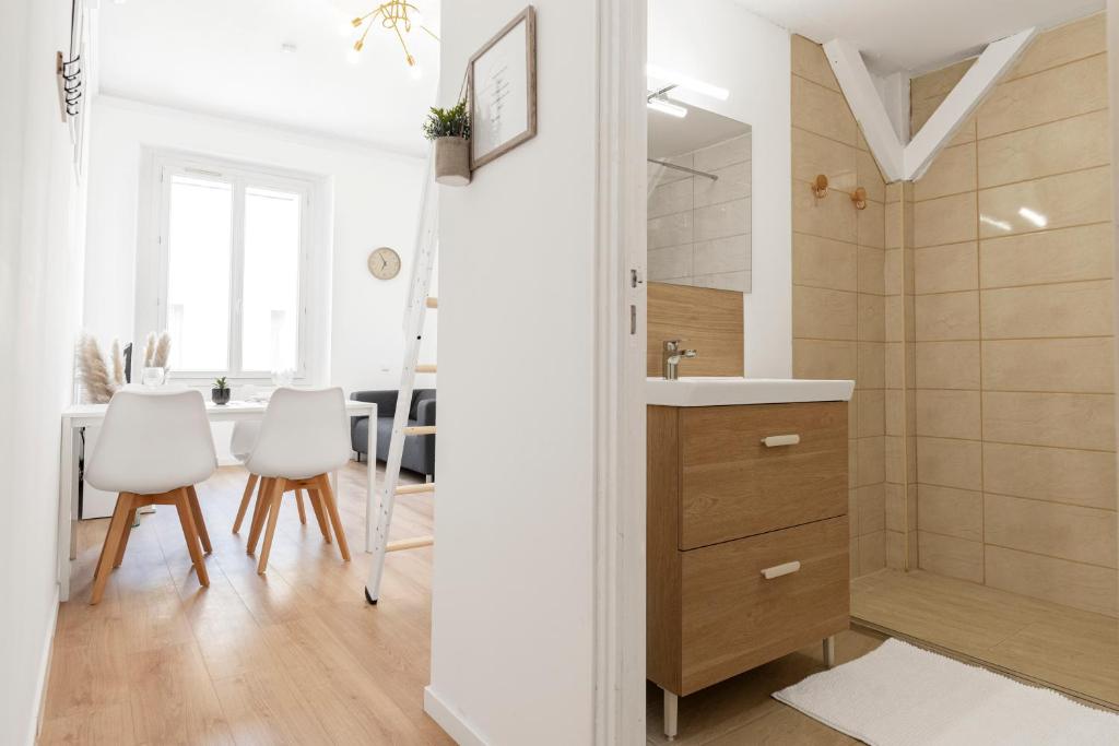 Koupelna v ubytování MontSéjour - Logement Climatisé Netflix, Mezzanine