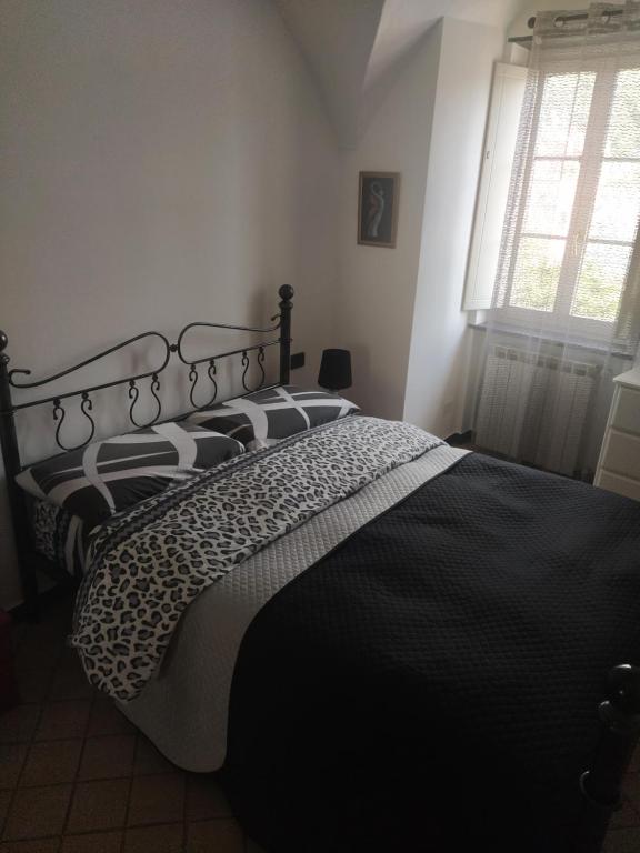 een slaapkamer met een groot bed in een kamer bij San Martino b&b in Toirano