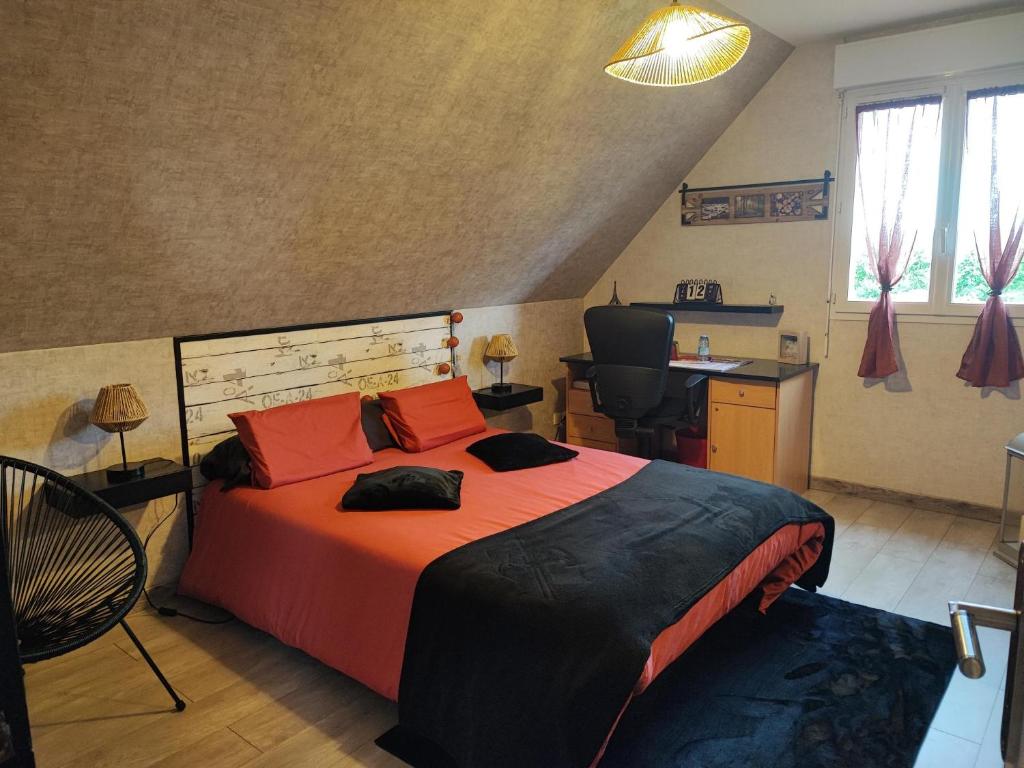 A bed or beds in a room at Chambre à louer proche circuit
