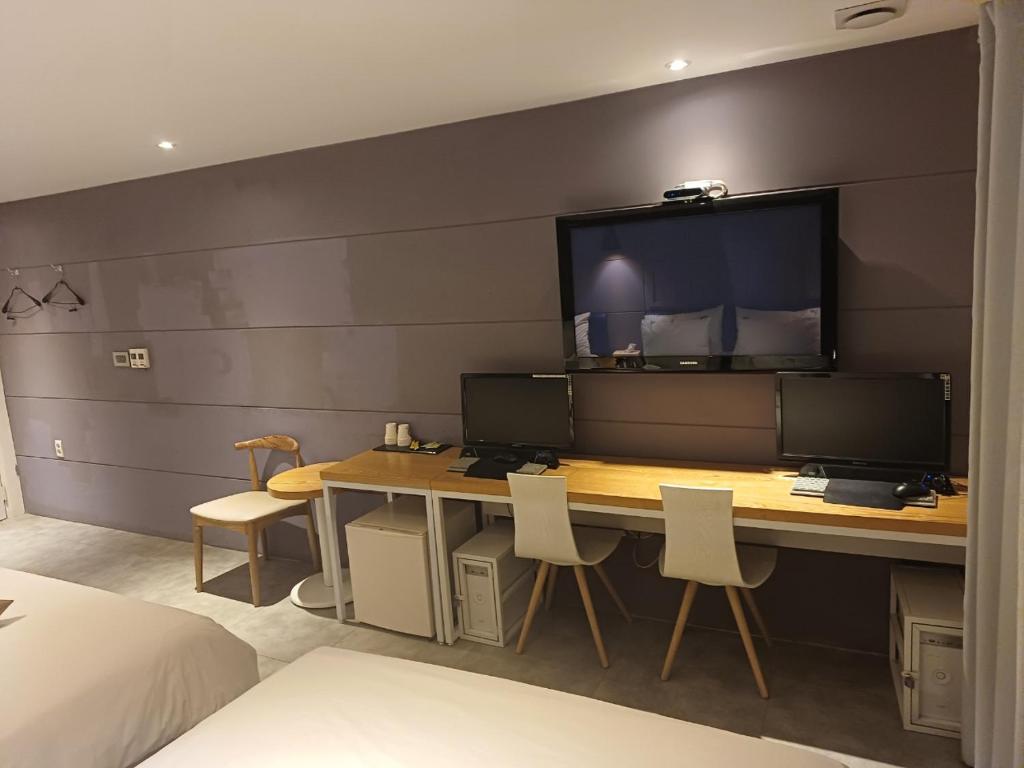 TV a/nebo společenská místnost v ubytování Hotel Yaja Hwajeong Station