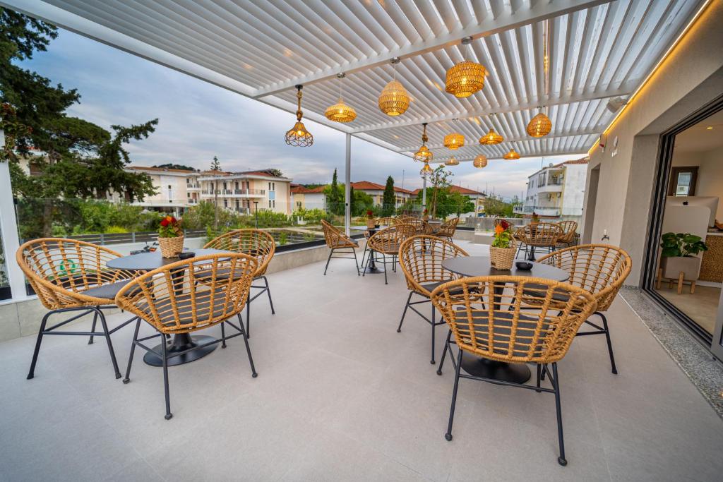 Reštaurácia alebo iné gastronomické zariadenie v ubytovaní Niso Skiathos