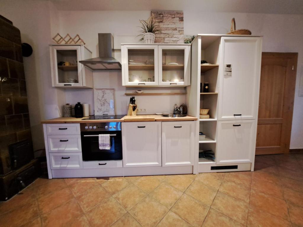 A cozinha ou kitchenette de Gasthaus zum Fuchs - Familie Andrä
