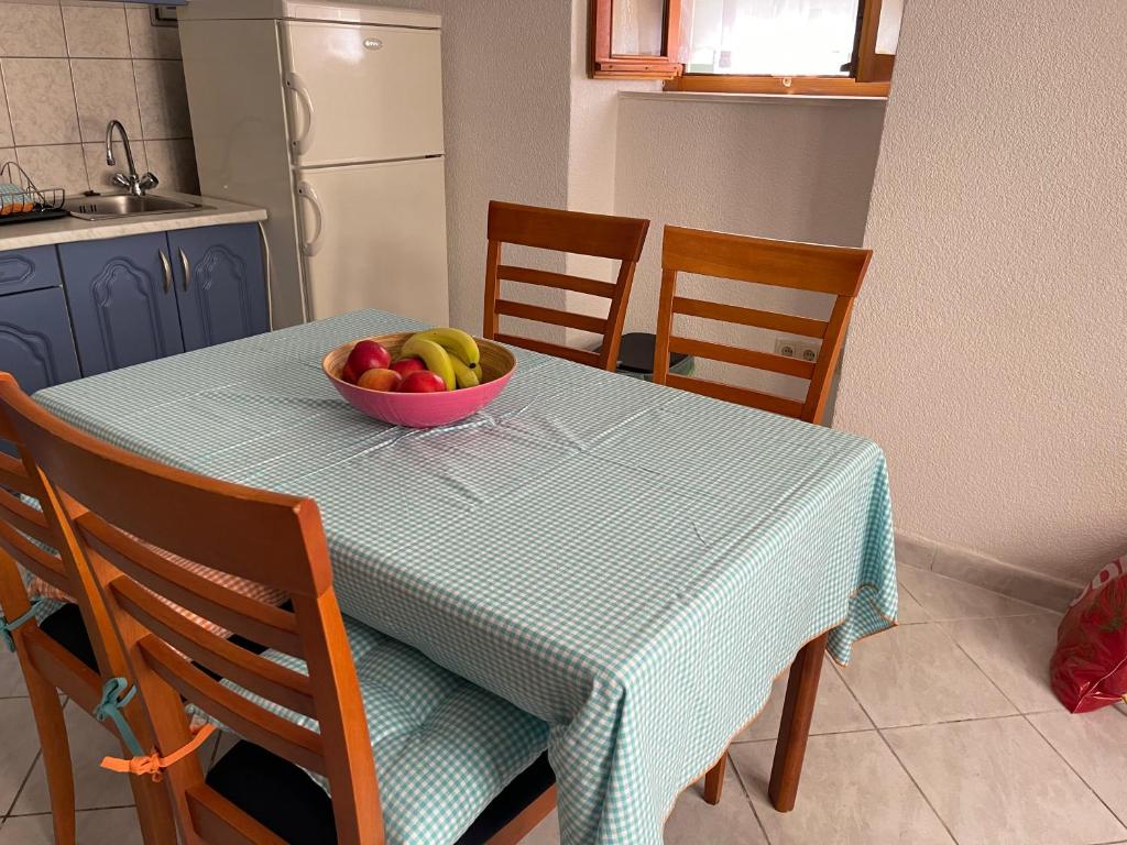 un plato de fruta en una mesa de la cocina en Apartment Tonka, en Trogir