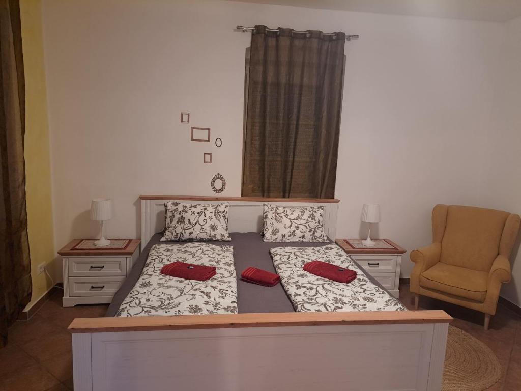Uma cama ou camas num quarto em Gasthaus zum Fuchs - Familie Andrä