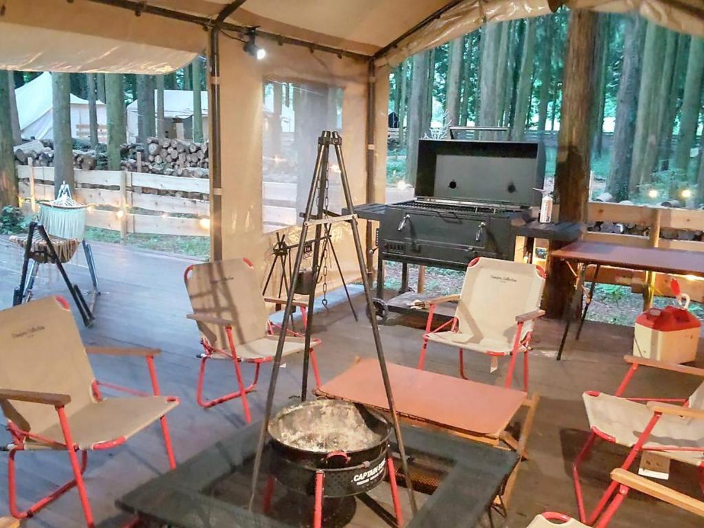 Shimoda的住宿－Minamiaso STAYHAPPY - Vacation STAY 35413v，一间带椅子、钢琴和桌子的房间