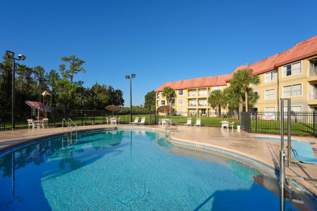 a large swimming pool in a apartment complex at Parc Corniche Condominium Suites in Orlando