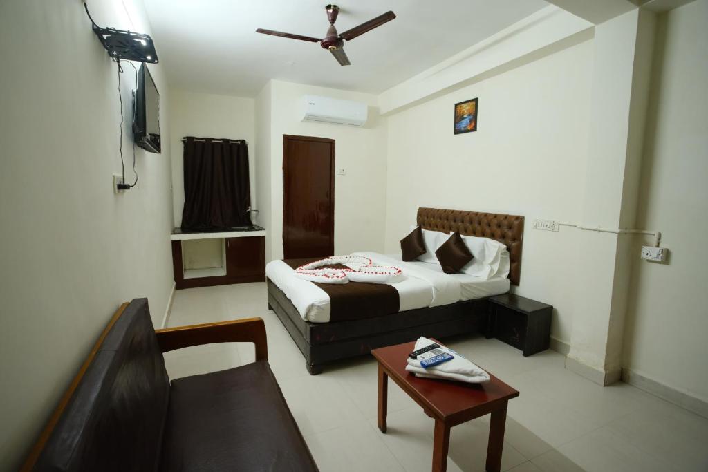 Postel nebo postele na pokoji v ubytování Ganesh Guest House