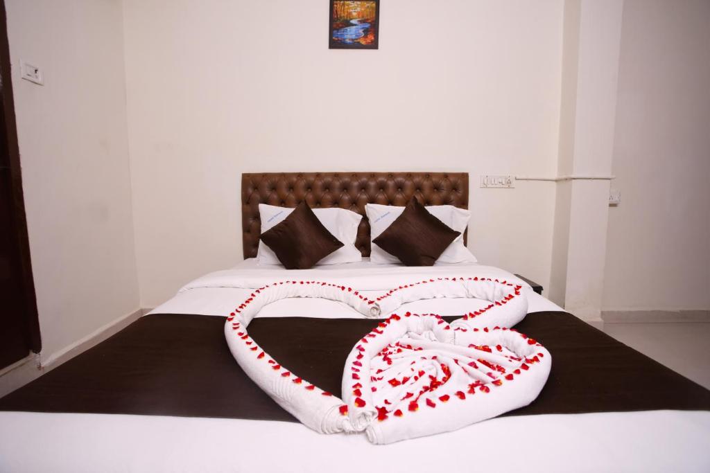 Postel nebo postele na pokoji v ubytování Ganesh Guest House