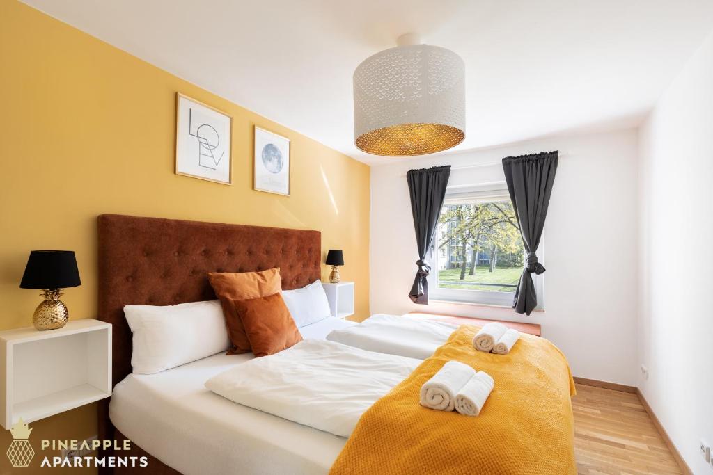 1 Schlafzimmer mit 2 Betten und einem Fenster in der Unterkunft Pineapple Apartments Dresden Zwinger VII - 78 qm - 1x free parking - in Dresden