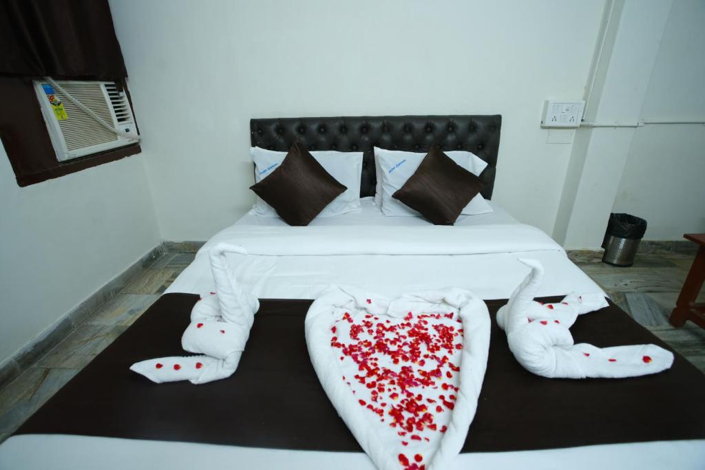 Postel nebo postele na pokoji v ubytování Ganesh Guest House