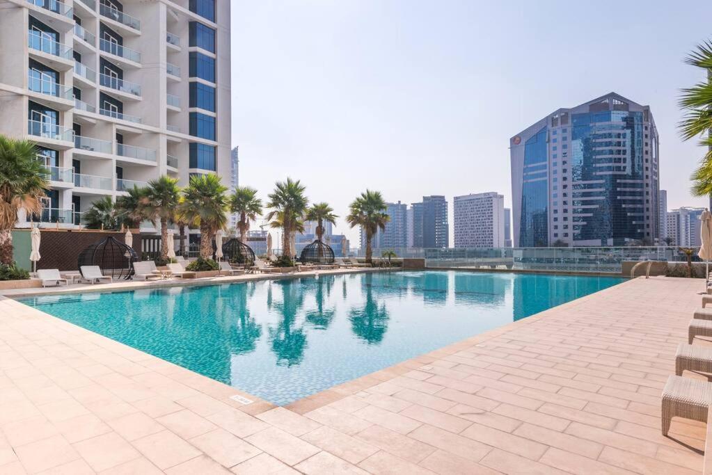 Bazén v ubytování Maison Privee studio 5min walk to Dubai mall with water view nebo v jeho okolí