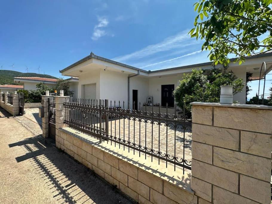 Budova, kde se vila nachází