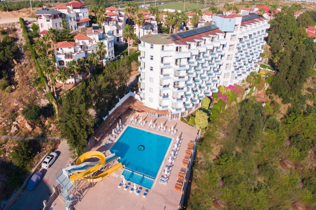 Club Sun Paradise Hotel في ألانيا: اطلالة جوية على مبنى مع مسبح