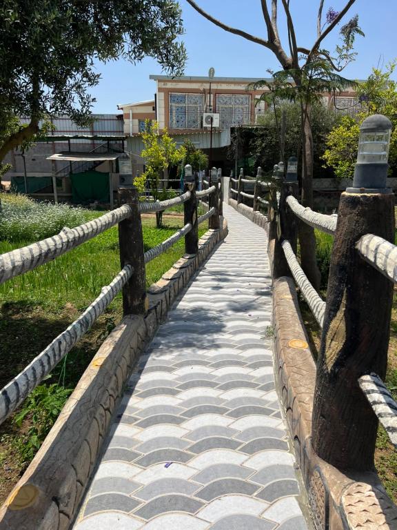 kamienny chodnik w parku z płotem w obiekcie مزرعة السمو w mieście Baldżuraszi