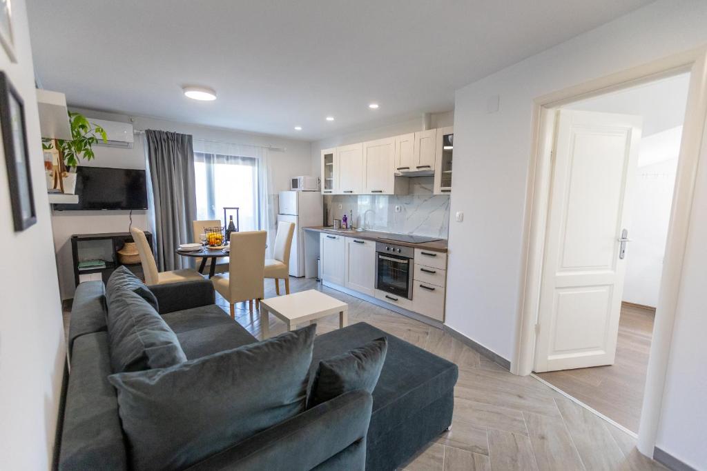 Kuchyň nebo kuchyňský kout v ubytování Apartmani Jančić