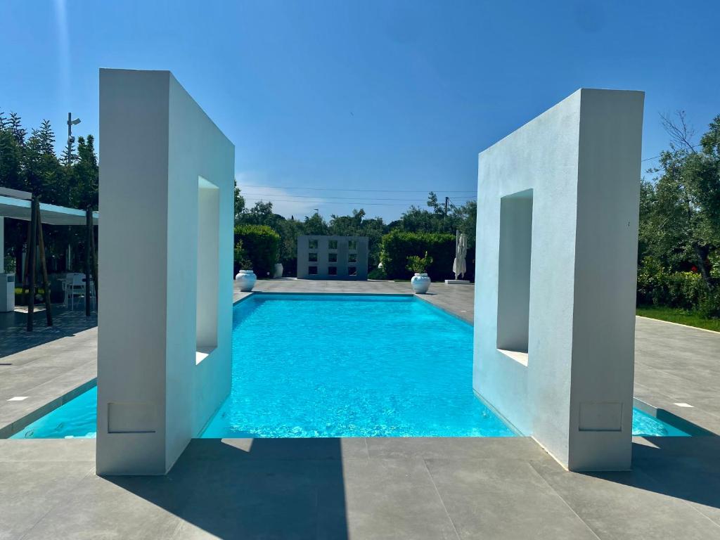 una piscina al centro di un edificio di Tonnoconte Relais & Restaurant ad Andria