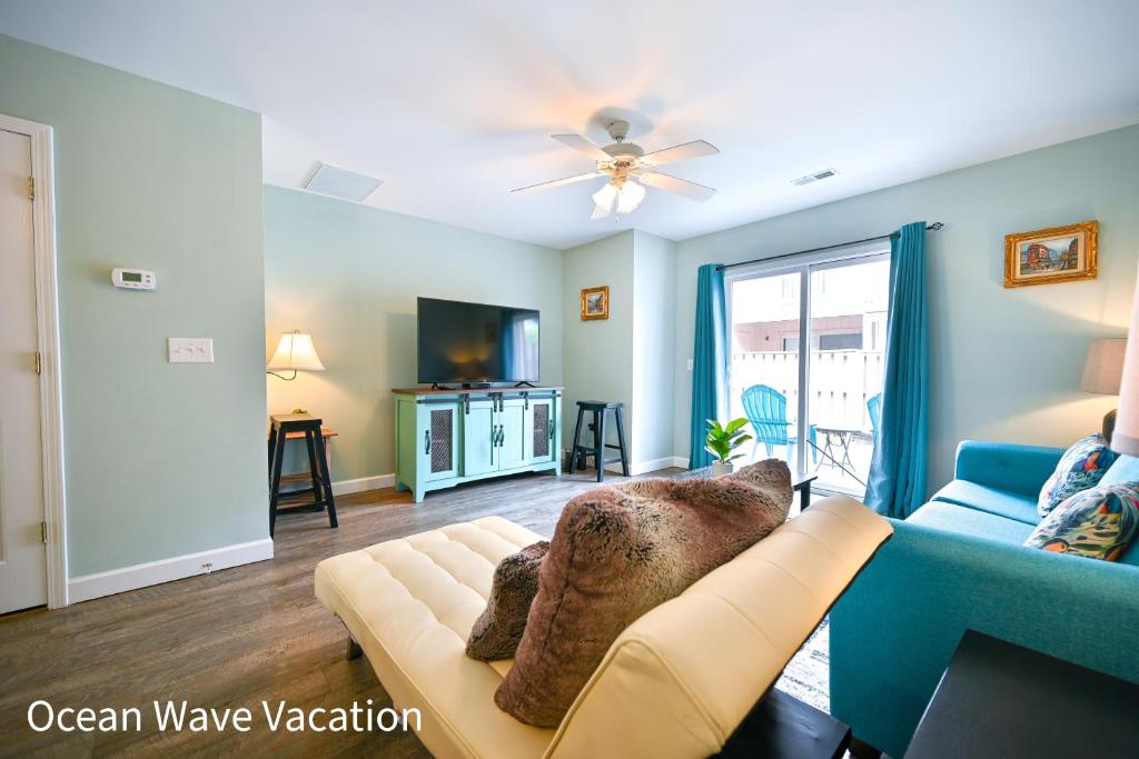 ein Wohnzimmer mit einem Sofa und einem TV in der Unterkunft Lovely Townhouse One Block to the Beach in Myrtle Beach