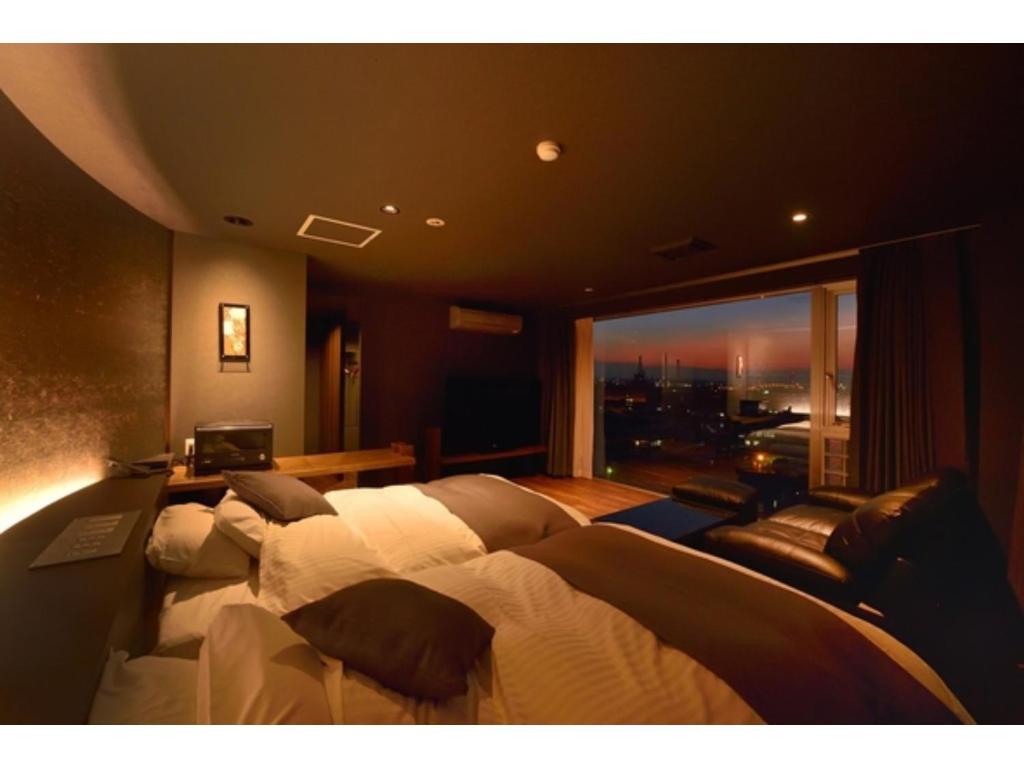 大分市にあるOita Onsen Business Resort Kyuan - Vacation STAY 50131vのベッドルーム(大型ベッド1台、大きな窓付)