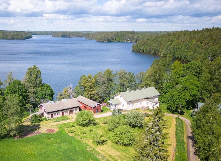 een luchtzicht op een huis met een meer bij Källgård in Lohja