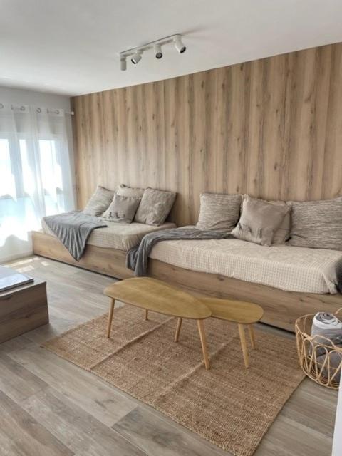 Posedenie v ubytovaní Precioso apto Miami primera linia playa cala de las Sirenas, con WIFI y NETFLIX, adecuado para teletrabajar