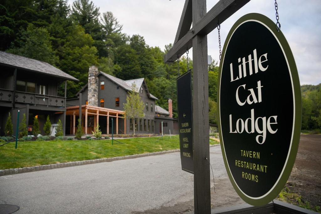 Znak, który czyta mały koci domek przed domem w obiekcie Little Cat Lodge w mieście Hillsdale