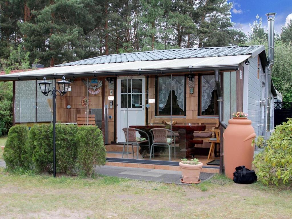 a small shed with a table in it at Bungalow, Wernsdorf in Wernsdorf