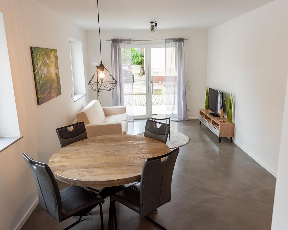 a living room with a table and a couch at Ferienwohnung am Erzberg in Fürth