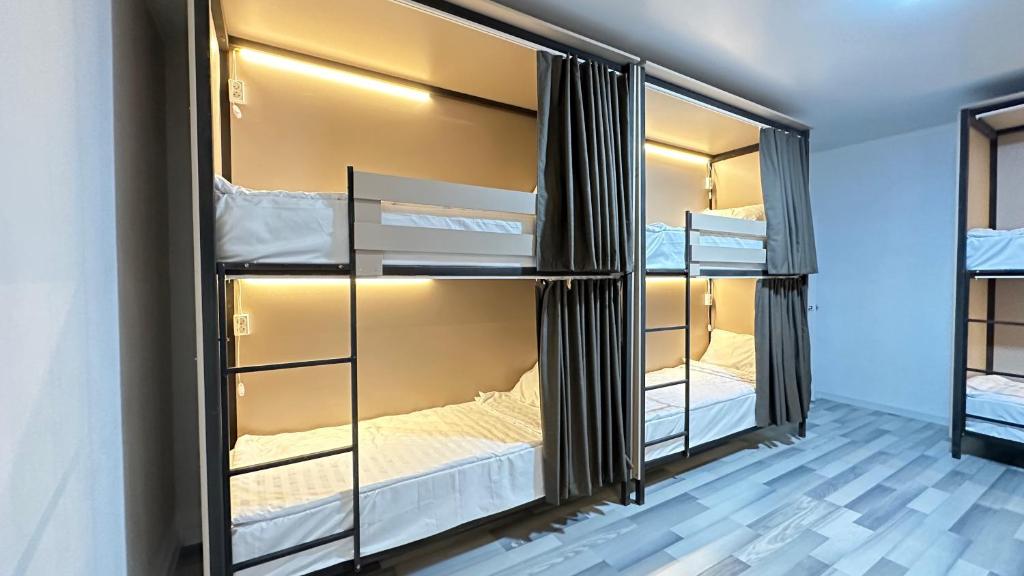 Cette chambre comprend 3 lits superposés. dans l'établissement Da! Hostel, à Bishkek