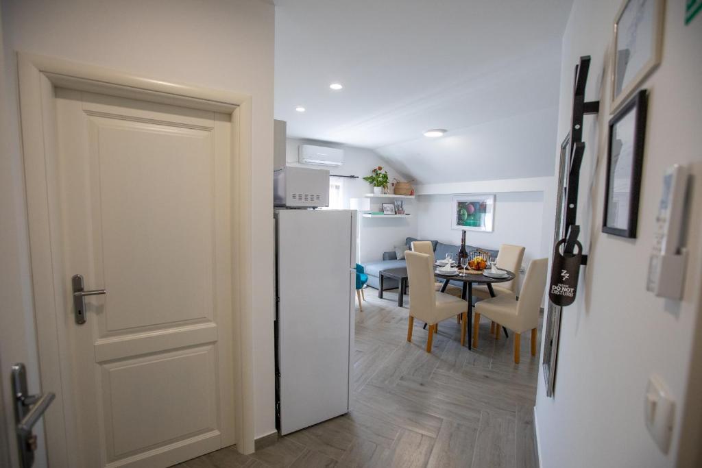 Kuchyň nebo kuchyňský kout v ubytování Apartmani Jančić